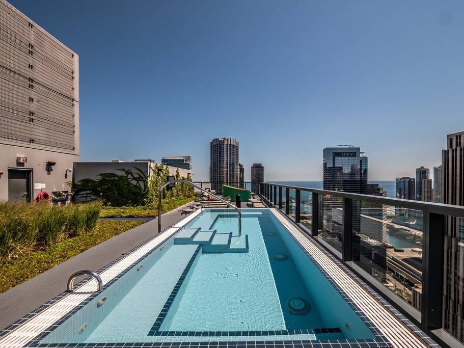 Gorgeous Corner 2 Bedroom off the Magnificent Mile gallery image 3