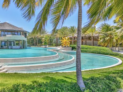 Luxury Beachfront Escape – Blue Oasis