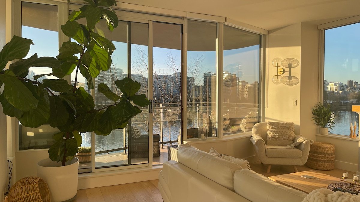 Luxury 3 Brd/3 Bth Waterfront Villa on the Seawall gallery image 3