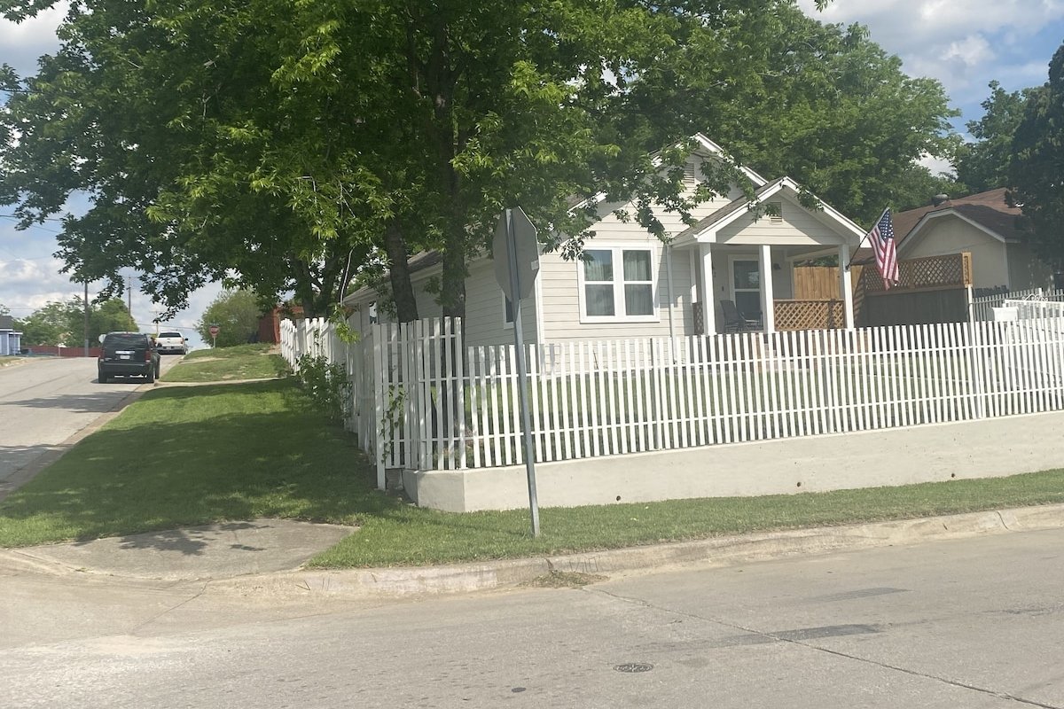 Cowtown Outpost-Less than 4 minutes to StockYards- gallery image 5