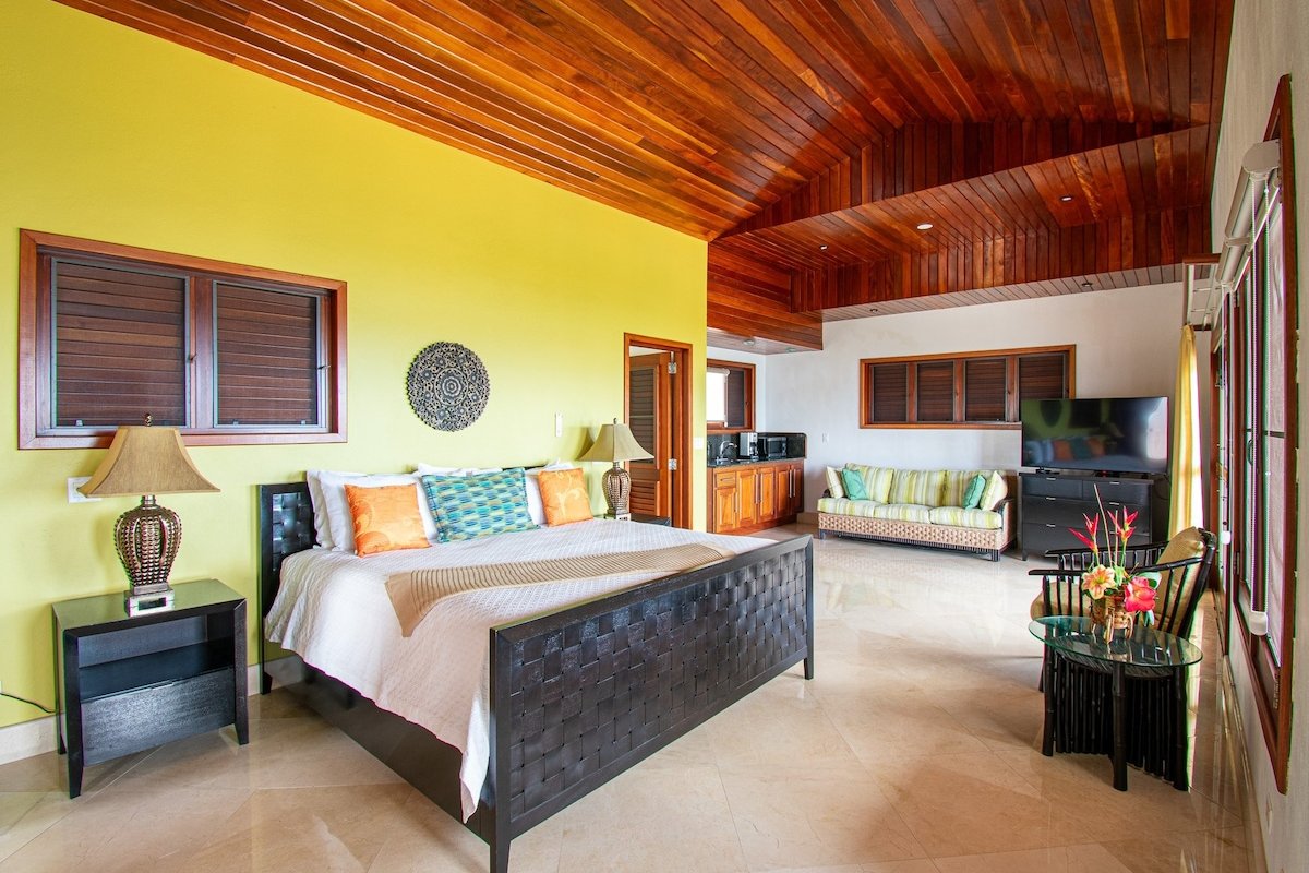 2 Pools/2 Hot Tubs/2 Golf Carts – 2 min. to Beach gallery image 2