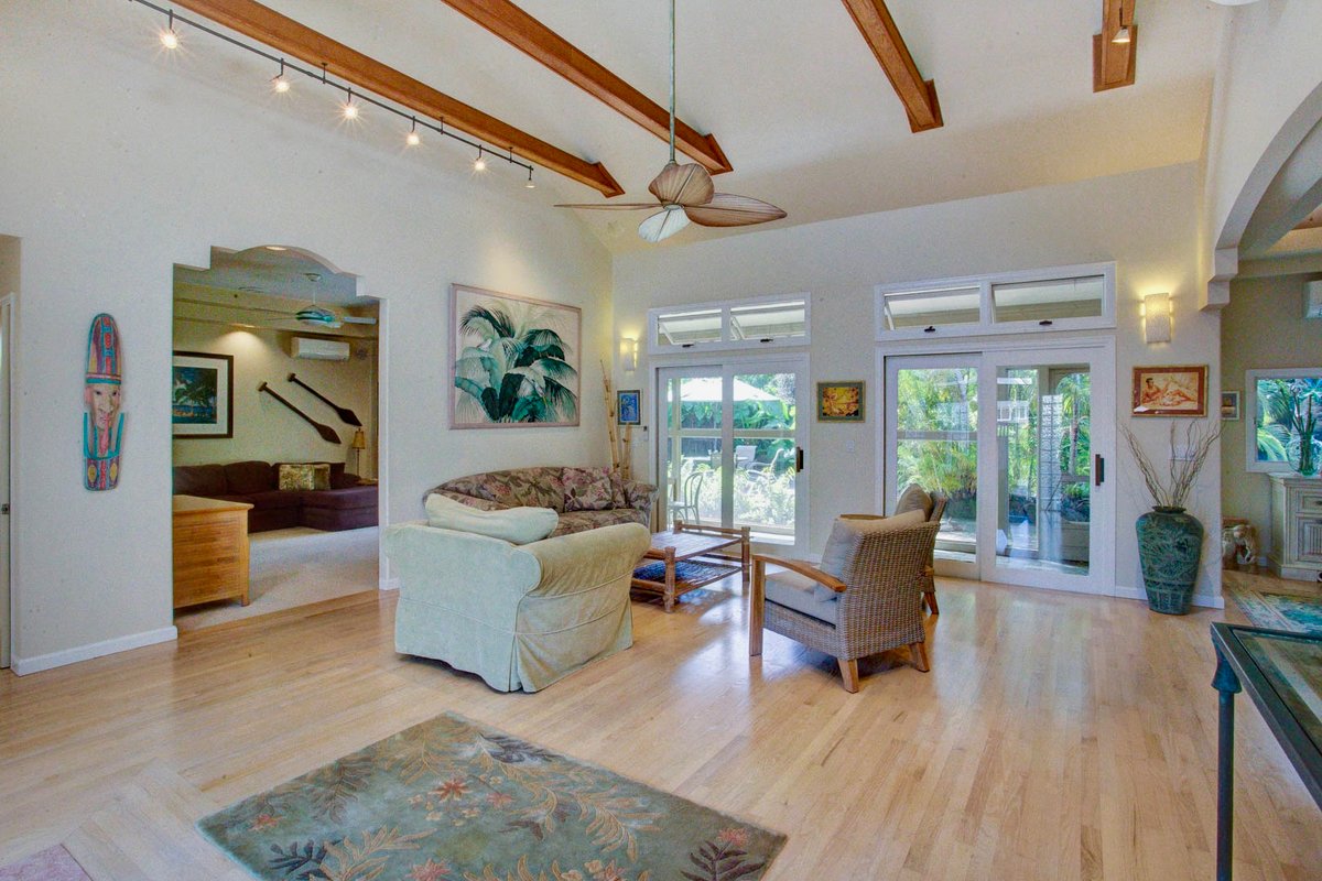 Large spacious home with A/C! Walk to Beach/Pool