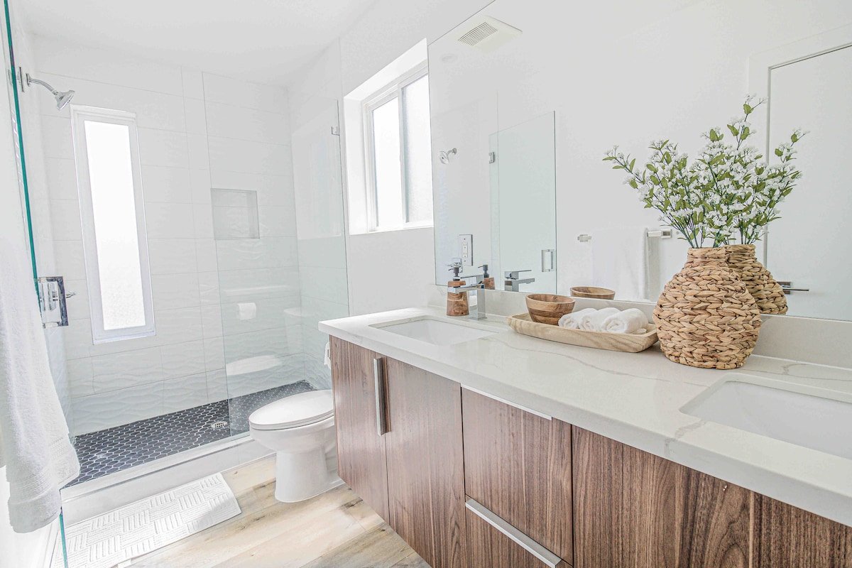 King Private Gem + 2 Car Garage+7 min to Universal gallery image 3