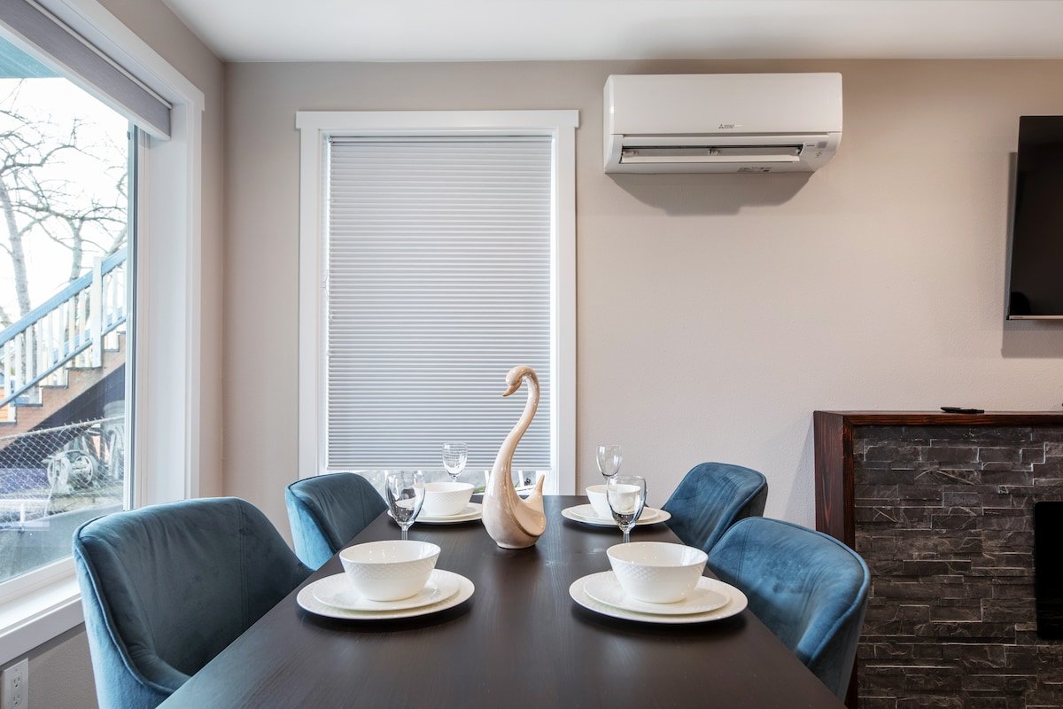 Chic & Modern 6b4b House – Prime Seattle Location! gallery image 3