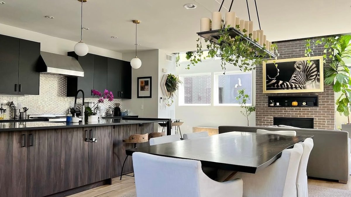 Entire Luxury Home I Sleeps 8 I 10min to Downtown gallery image 2