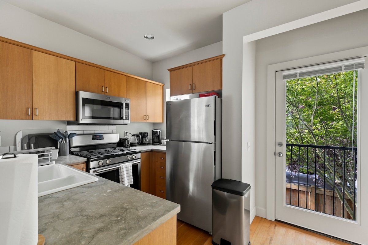 Airy 3B LOFT~Sleeps 10~Free Parking/EV charge gallery image 5