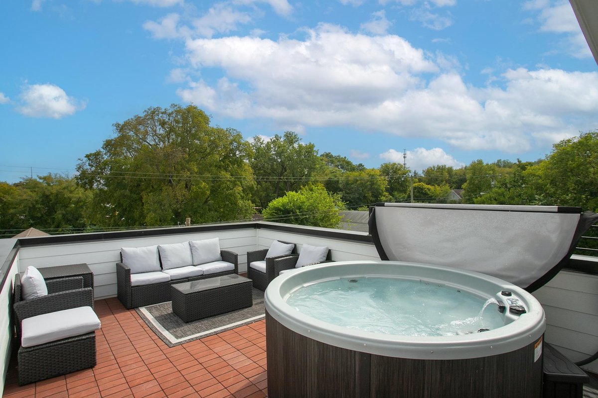 Downtown Luxury! | 7 minutes to Broadway | HotTub!