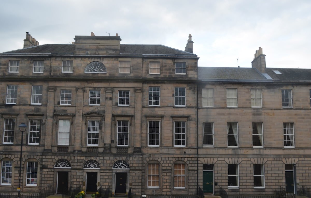 Stylish New Town Home gallery image 3