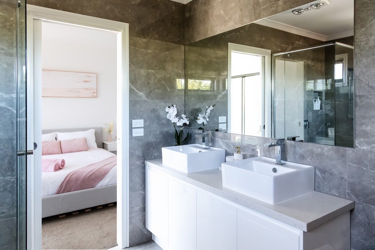 family home w/ NBN+Netflix+workspace+free parking gallery image 5