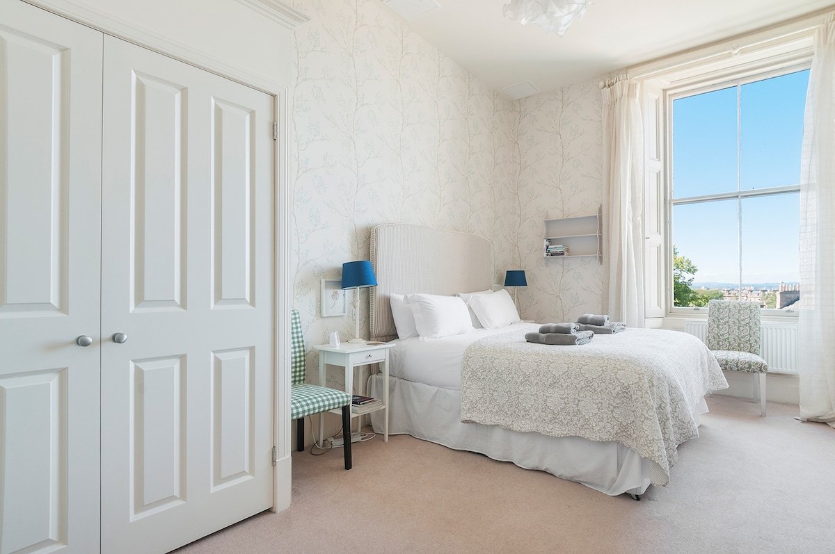 Elegant 2 Bedroom Central Apartment with Parking gallery image 4