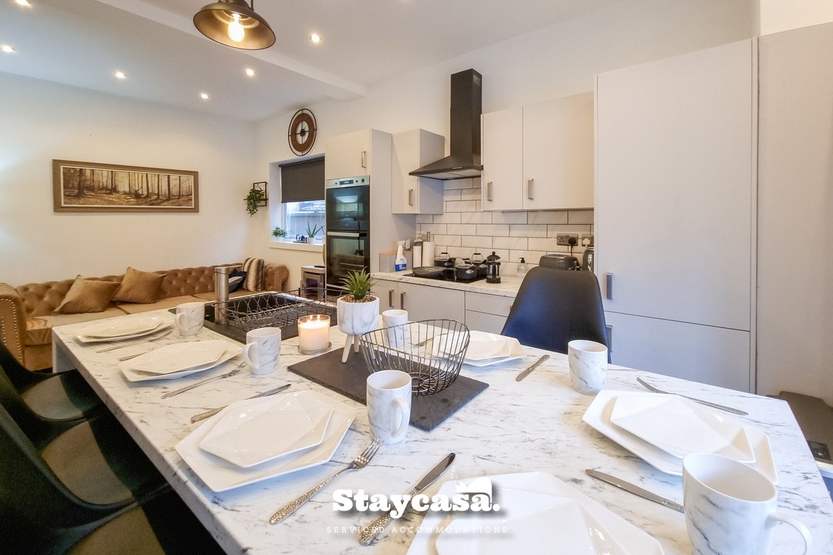 Spacious 6-Bed with Large Patio and Free Parking