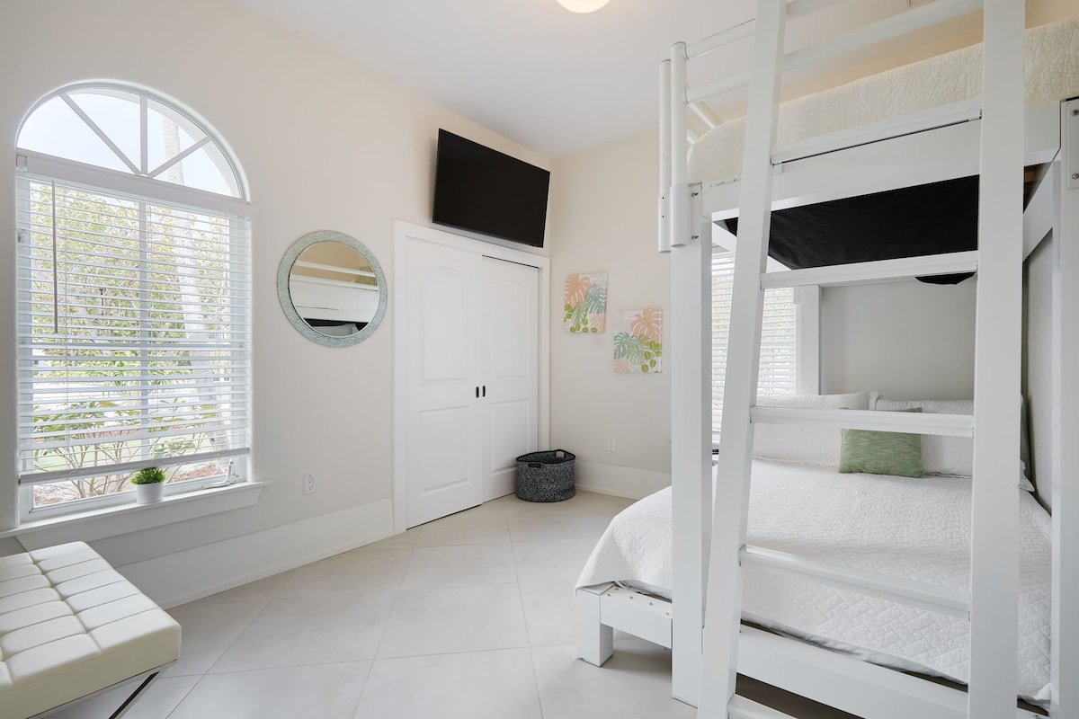 Casa Captiva – 5 BR Villa, Steps to Beach gallery image 5