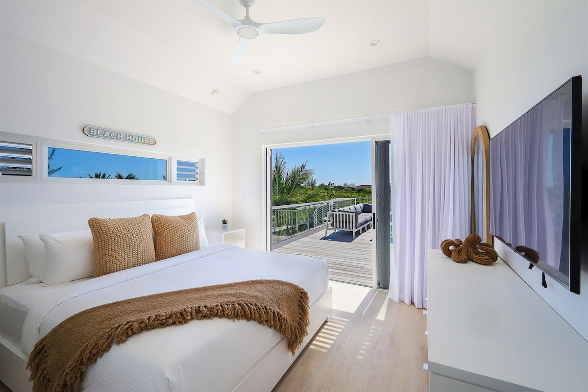 Sea La Vie: NEW Villa w/Pool, Walk to the Beach gallery image 4