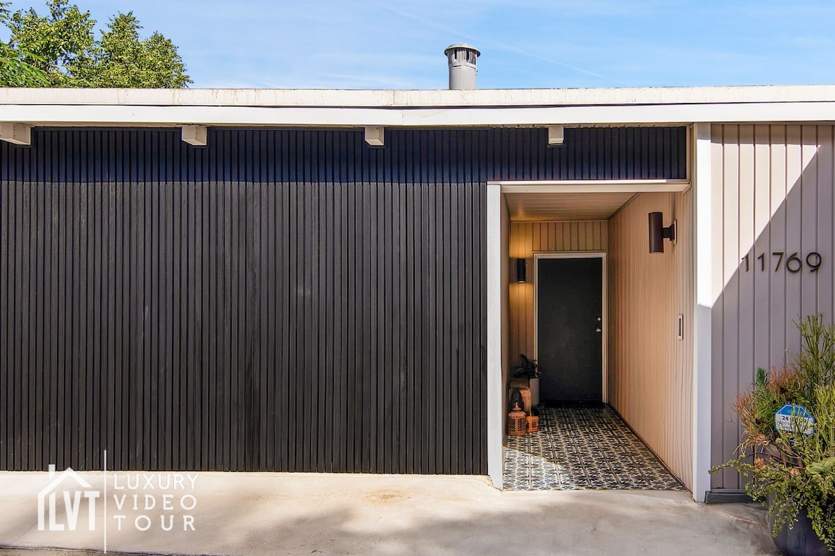 Quintessential Los Angeles MCM in the hills! gallery image 4