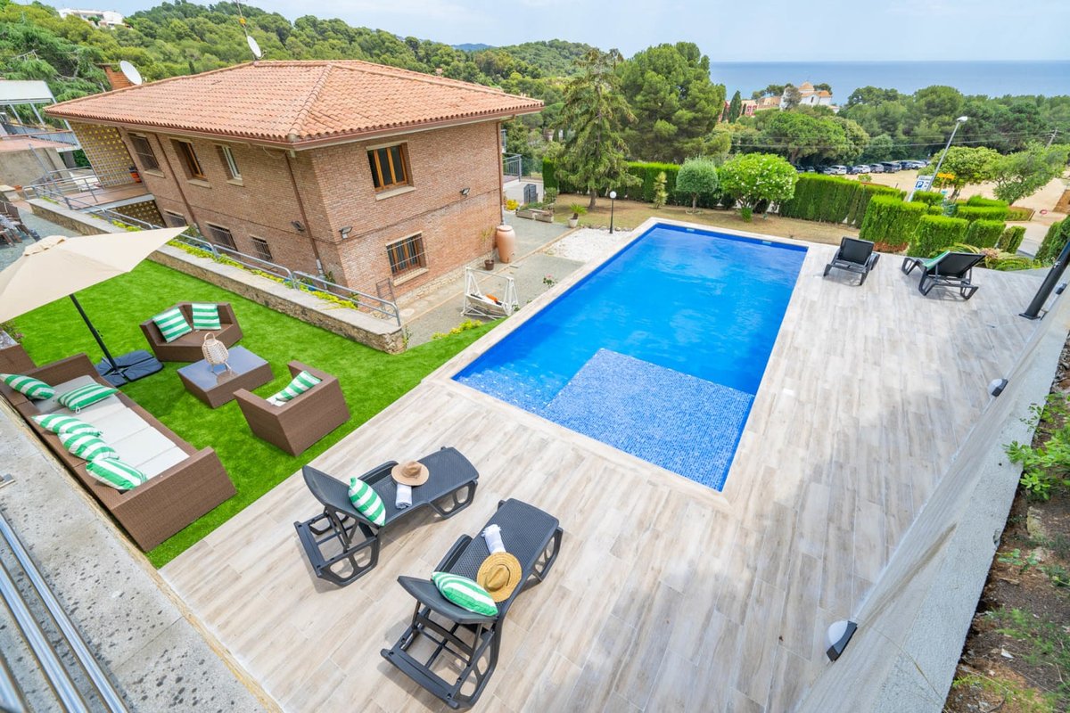 Villa Santa Cristina – Beachfront, Pool, BBQ & A/C