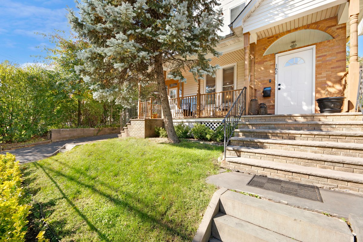 3-Story Modern Comfort w/ Parking | 17 min EWR