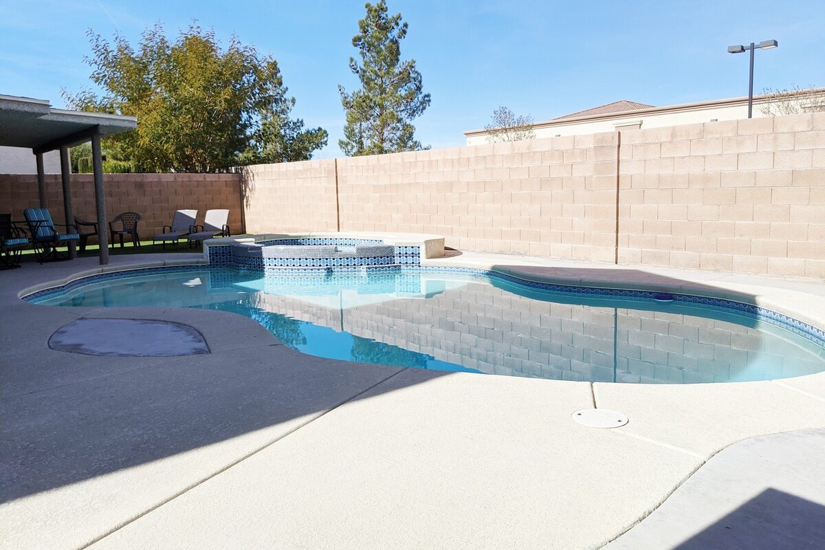 Huge Luxury Estate with 5 Bedrooms and Pool! gallery image 3