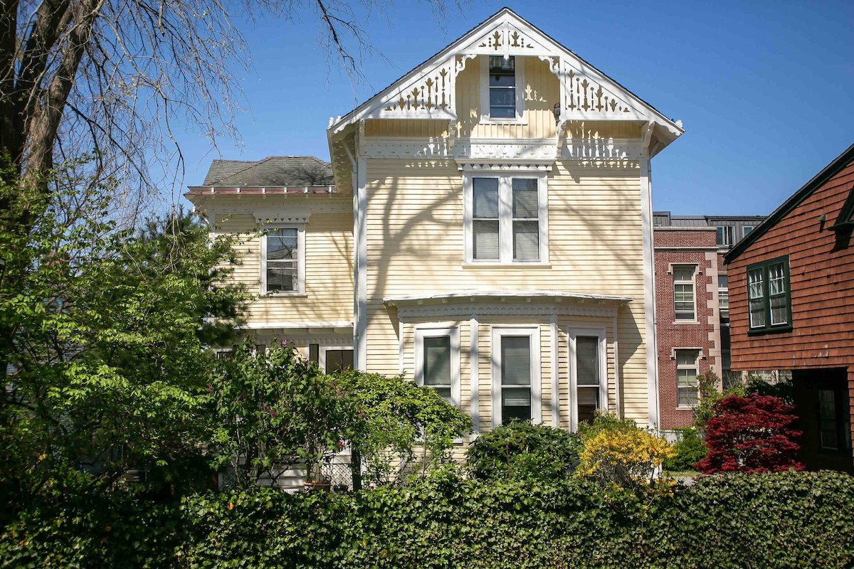 2500 SF Home – Downtown Newport A+ Location gallery image 2