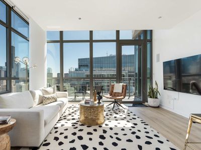 Sky-High 3BR Penthouse in West Loop