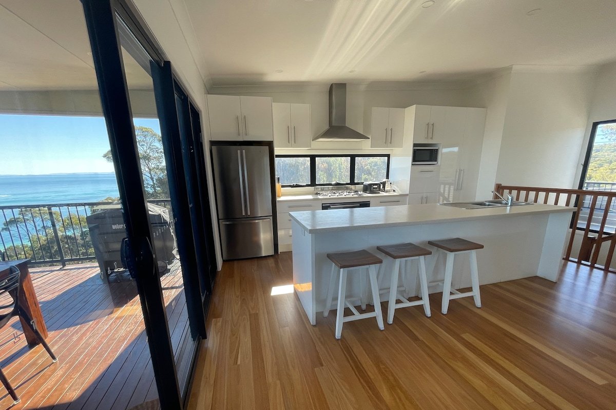 Bayview Breeze – Hilltop House with Amazing Views gallery image 4