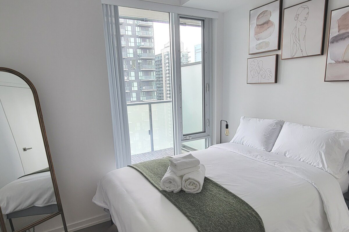 Stylish 2BDR Downtown Toronto Condo w/Balcony+VIEW gallery image 3