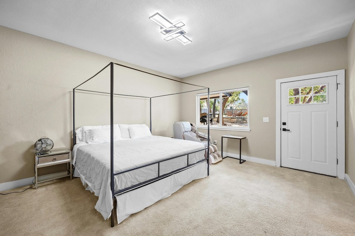 Austin Oasis: Pool, Pickleball, Hot Tub, Sleeps 10 gallery image 4