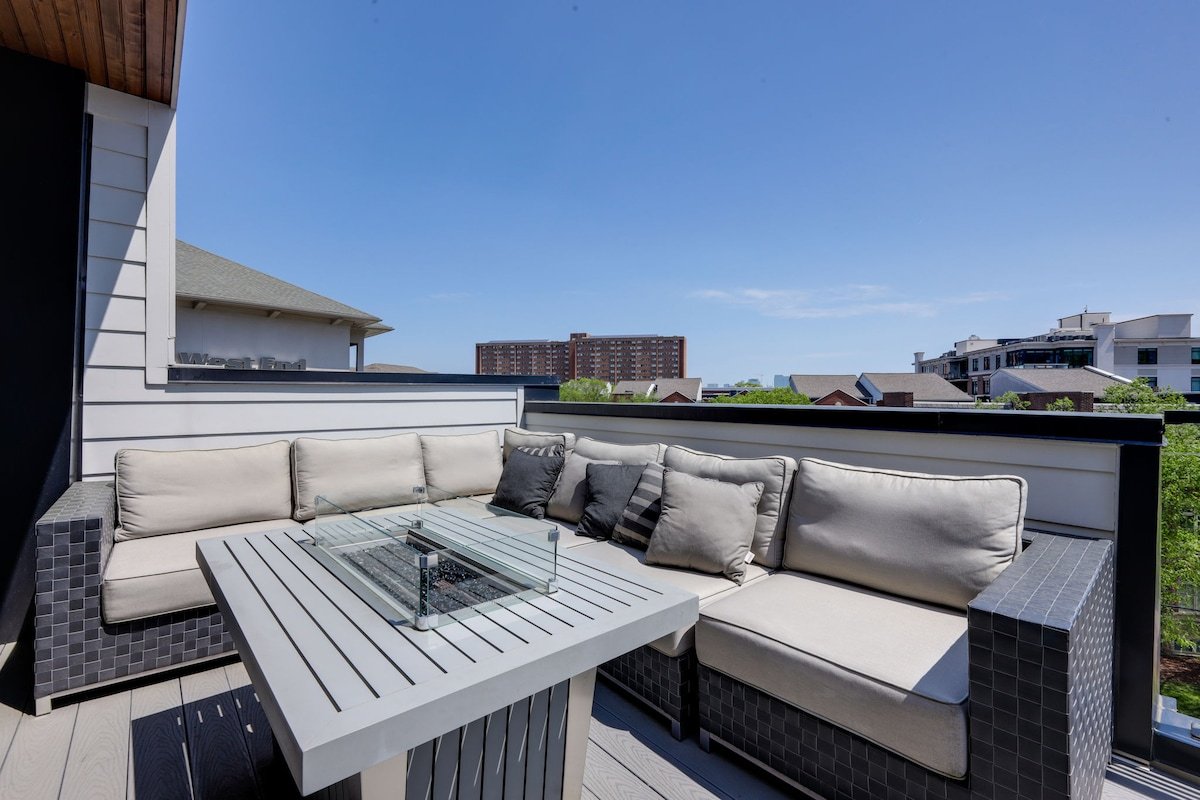 Two Townhomes | Rooftop Lounges + Skyline Views gallery image 4