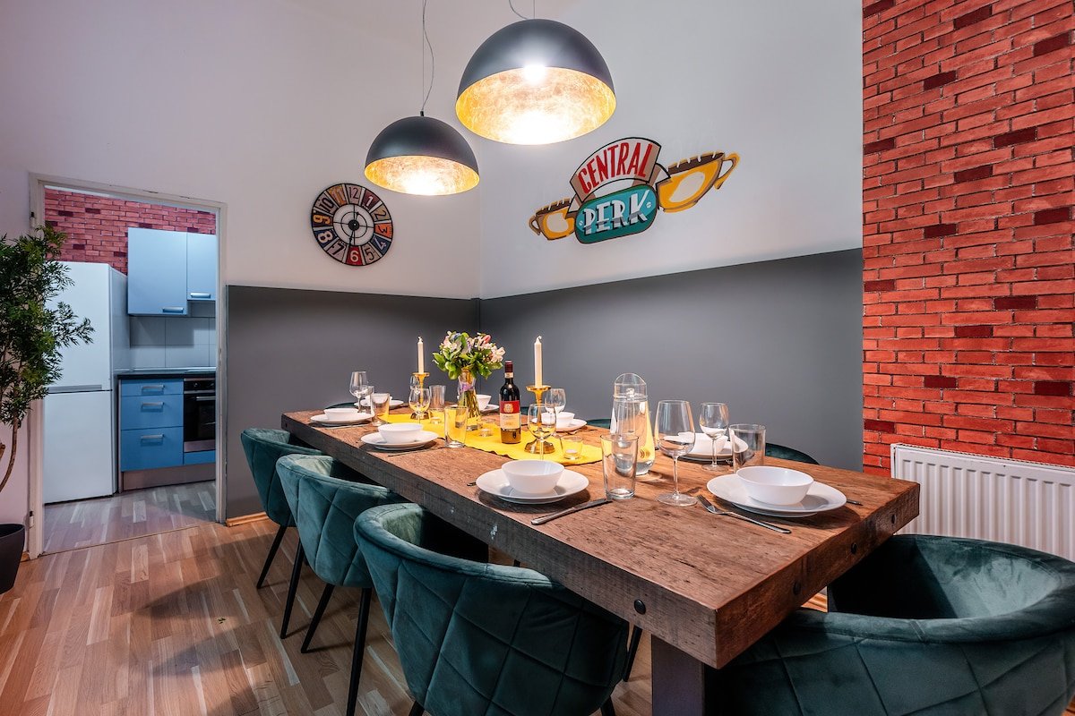 4Br+2.5Bath Cool F.R.I.E.N.D.s | Old Town gallery image 3