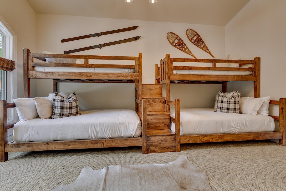 Stunning Yard, Luxury Home, Hot Tub (Mill Creek) gallery image 5