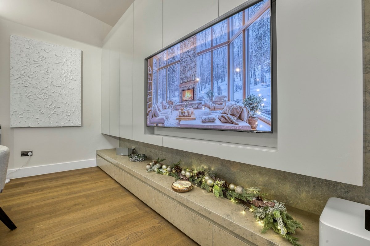 Historic Cubitt Lodge| 3BR | Steam Room & Jacuzzi gallery image 5