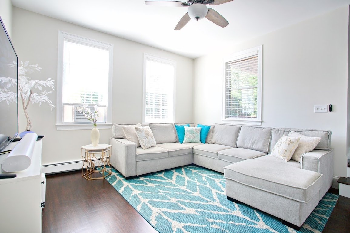 Newport/Middletown Beach House .3 mi to beach! gallery image 3