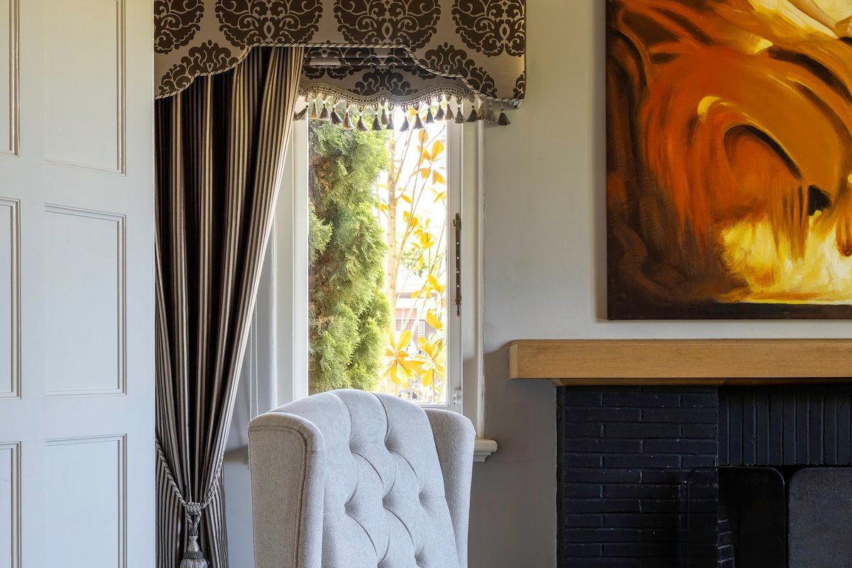 Prime Location | Stylish 5 Bedroom House with Pool gallery image 5