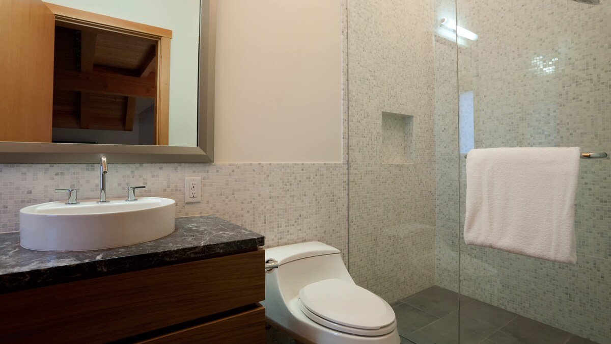 Mountain home w/ ski access & hot tub gallery image 5