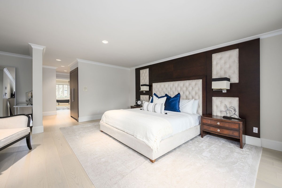 The British Properties | Pool • 11 min to Downtown gallery image 4