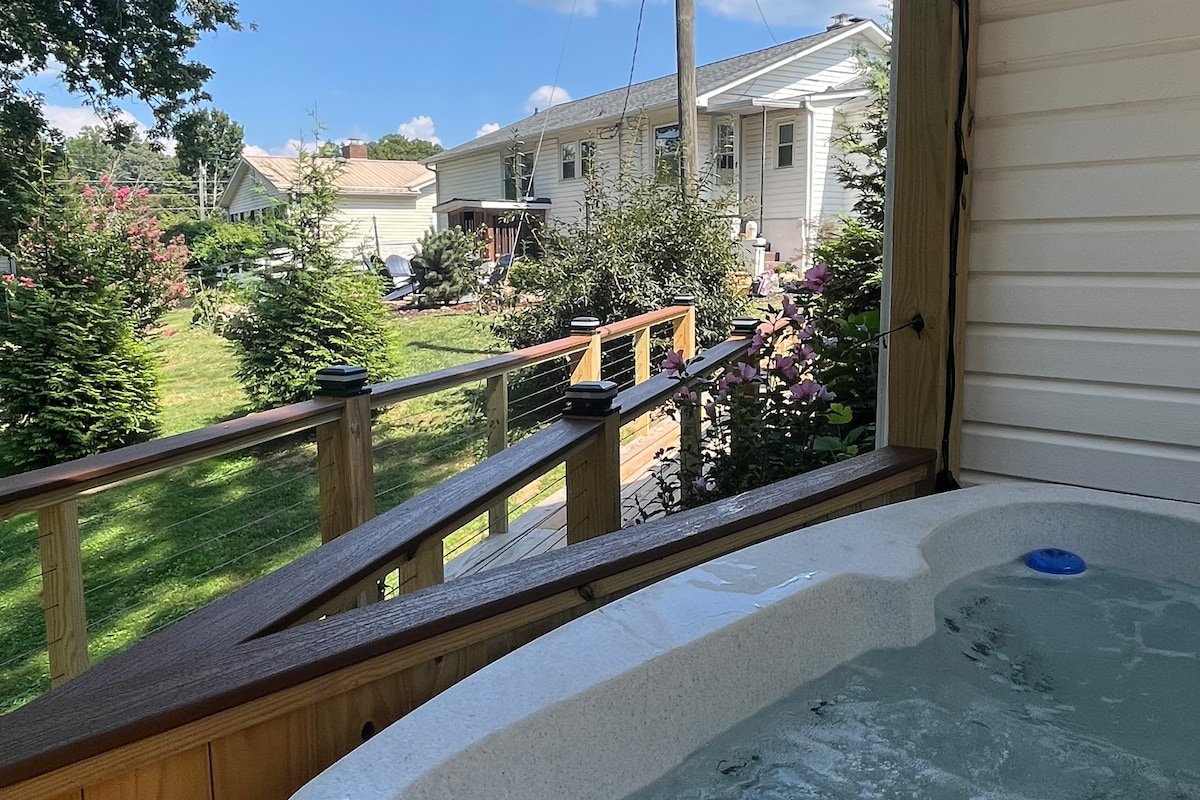 *2 Kings* Hot Tub* Game Room* 5 Miles to Downtown gallery image 2