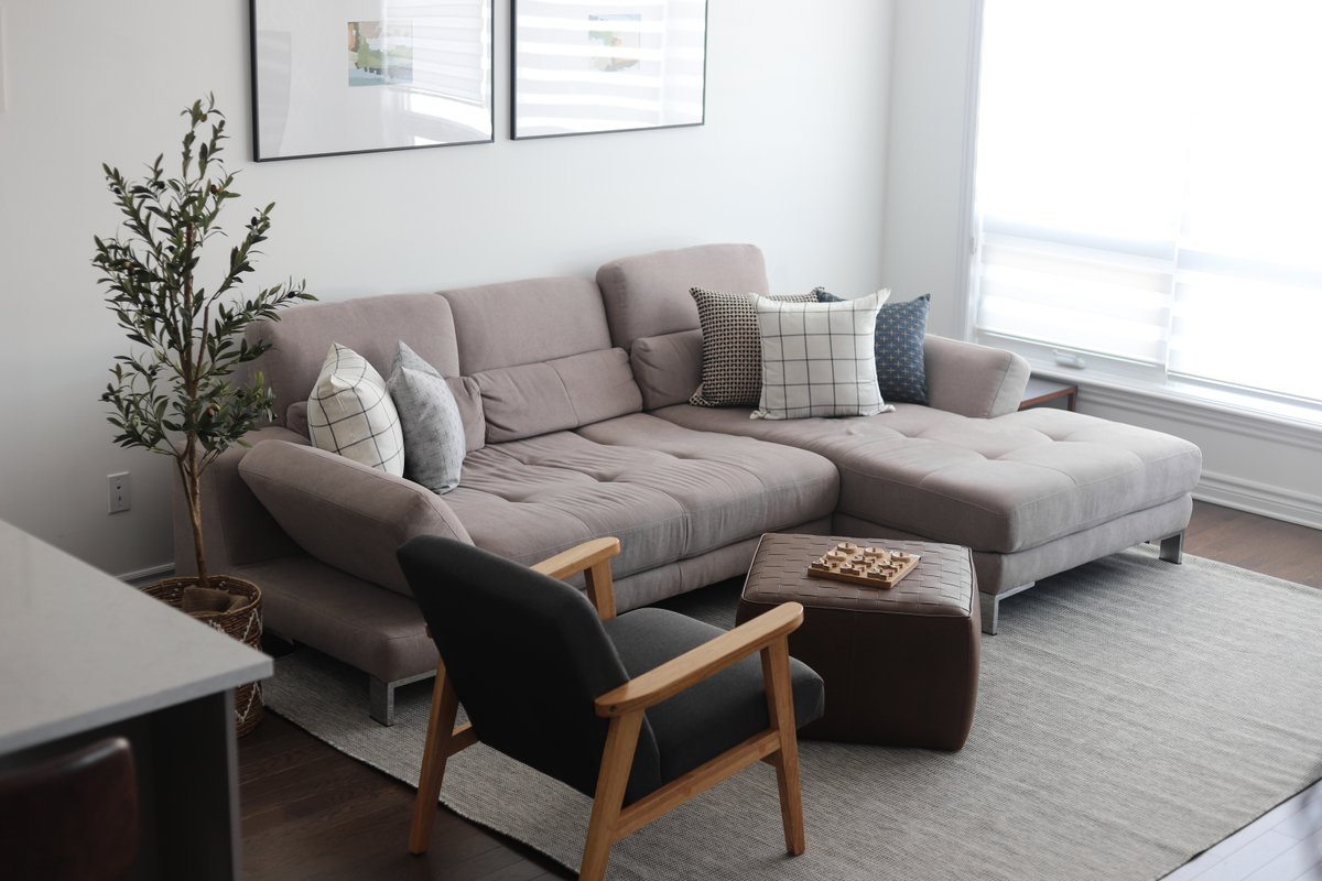 20 Min DT 12 Min YOW Sleeps 8 Quiet Home w Parking