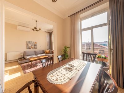 Elegant spacious peaceful 3BR 2BA at the center