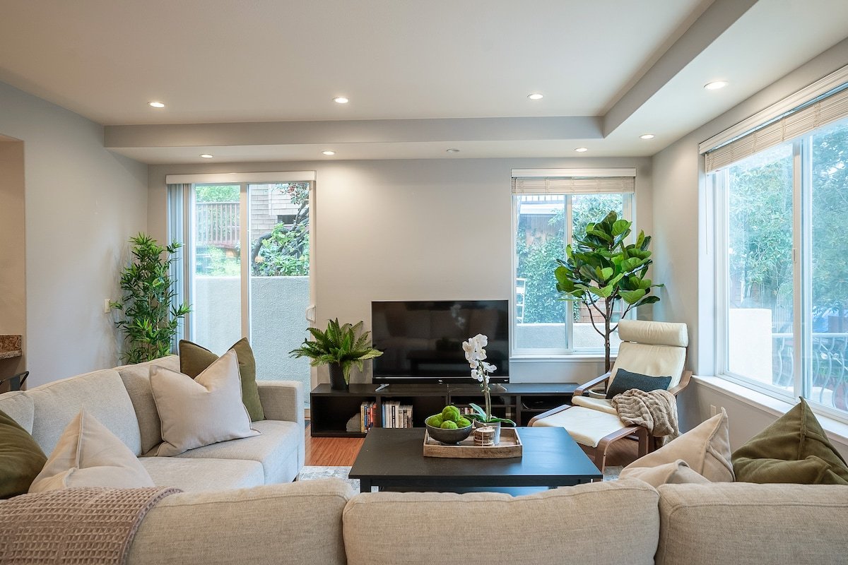 Cozy Holiday Stay in a Quiet Oakland Neighborhood gallery image 2