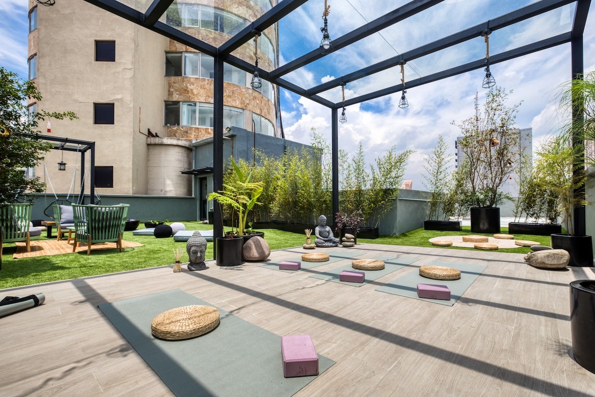 Cool Shared Rooftops+Gym+ B/Center | Chic Apt gallery image 2