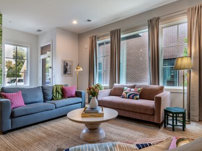 Sleeps 24 | 5mins to DT | 2 4BR Suites at Magnolia