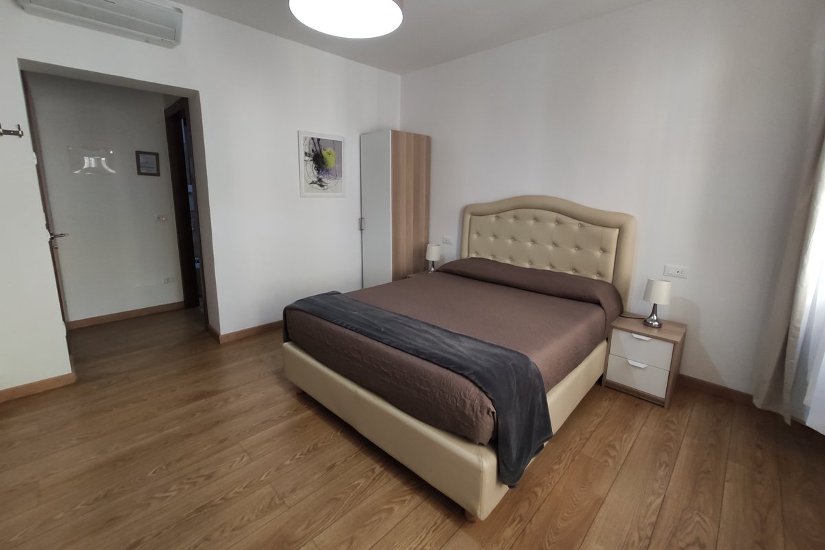 Guesthouse with 5 double rooms & ensuite bathrooms