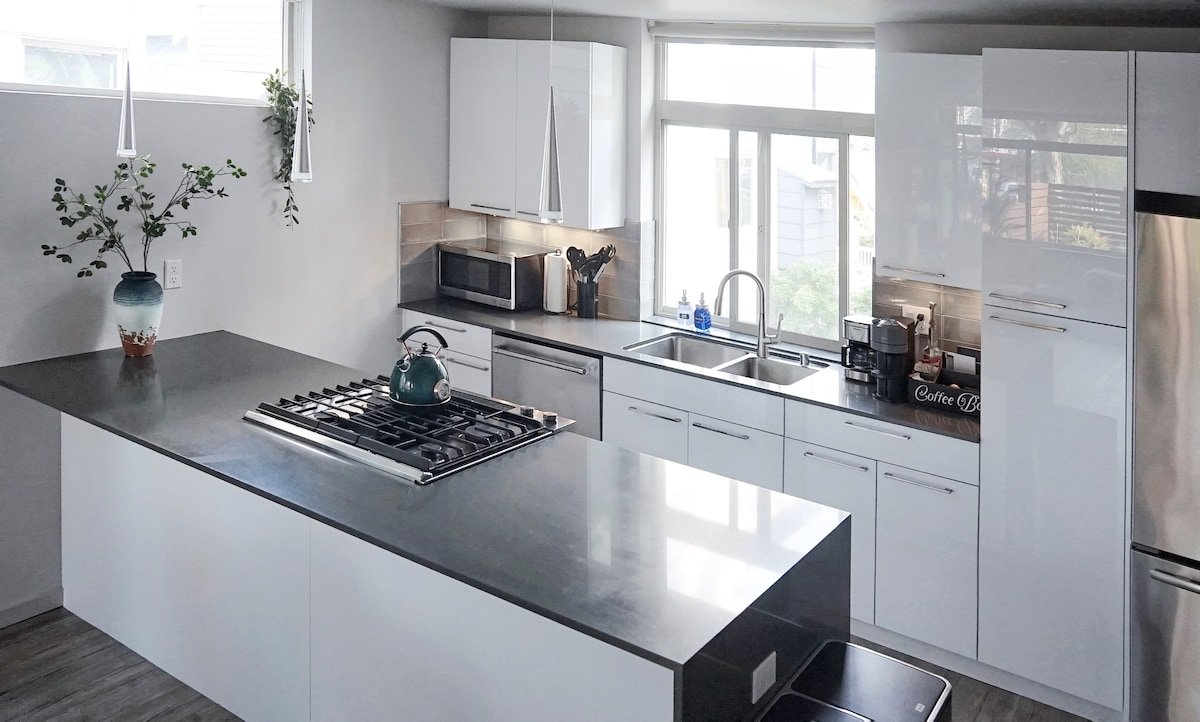 Near CapHill 4B3B w AC/Theater/Rooftop/King Suite gallery image 5