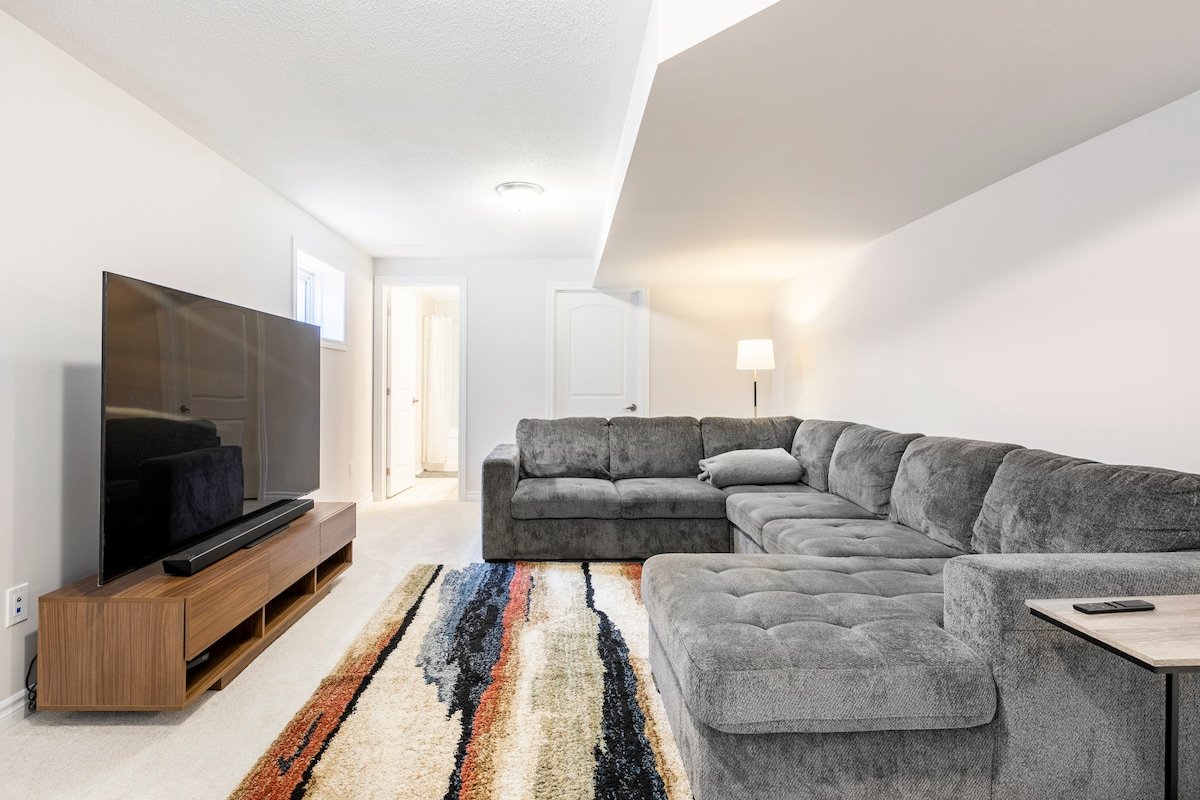 Single Family Home w/ KING Suite, Home Theatre/Gym gallery image 4