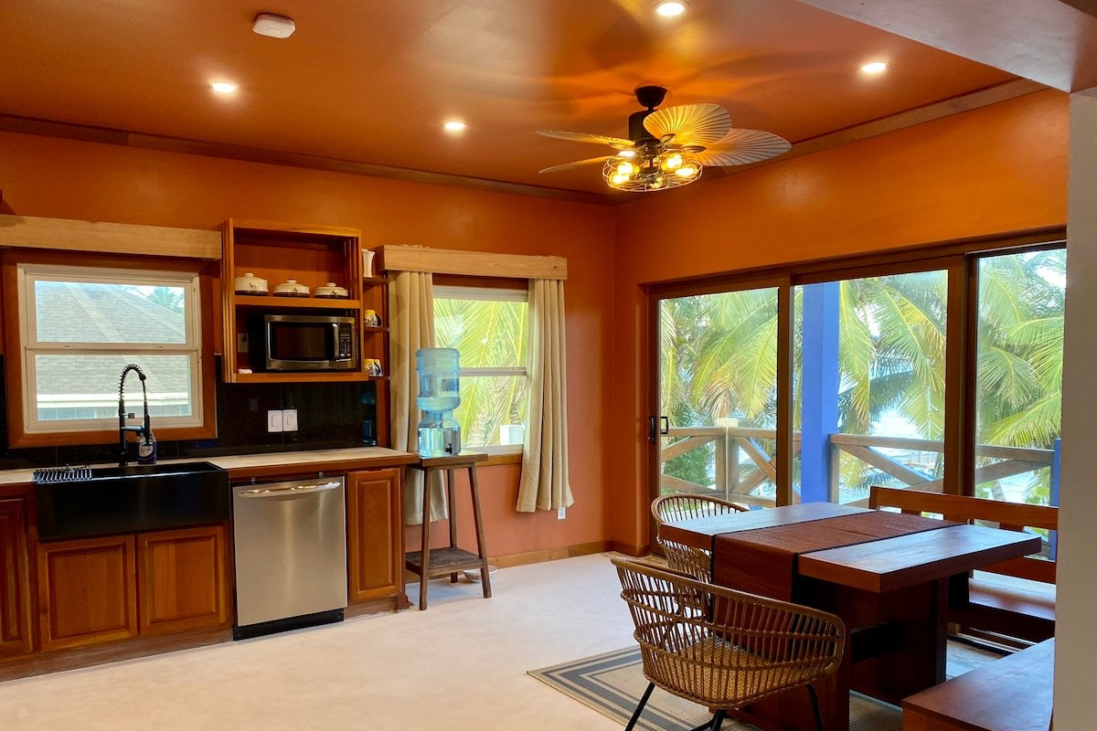 Private 5 bedroom beach house close to town. gallery image 3