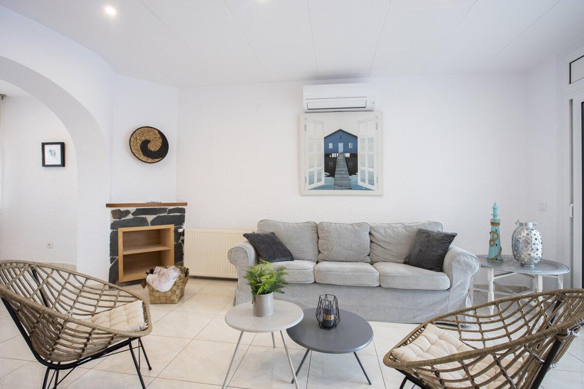 Ground floor canal house with pool and mooring gallery image 5