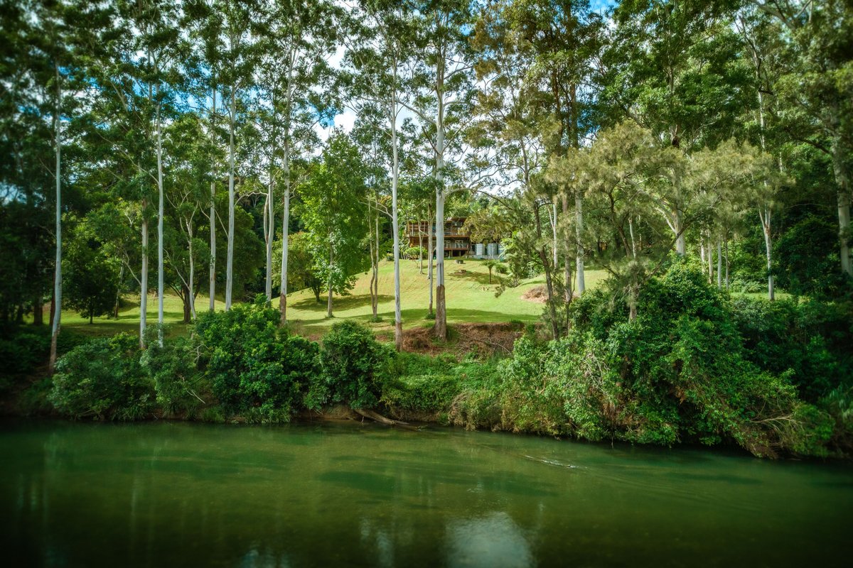 Stunning Retreat, River Frontage & Mountain Views