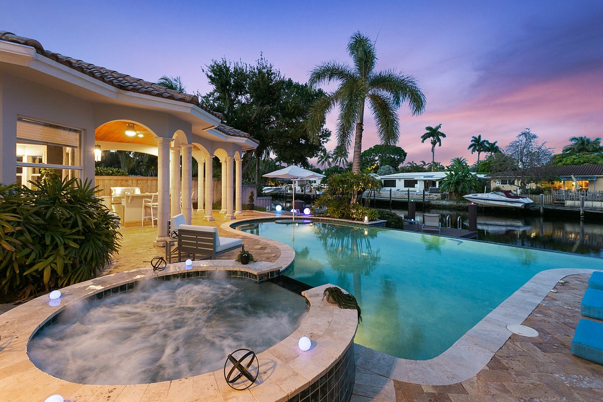 Exceptional 8 Adults4 Kids Waterfront/Pool/Hot Tub