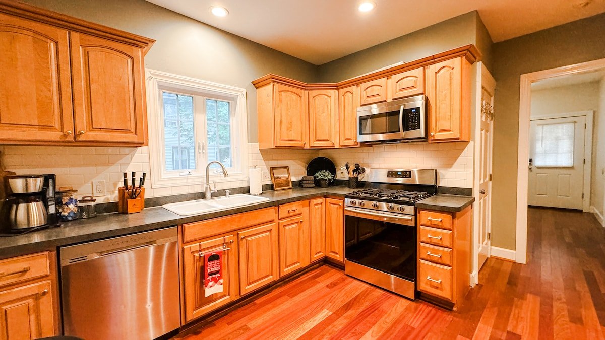 6 BR | 2 Masters | 1st Floor Master | Downtown gallery image 5