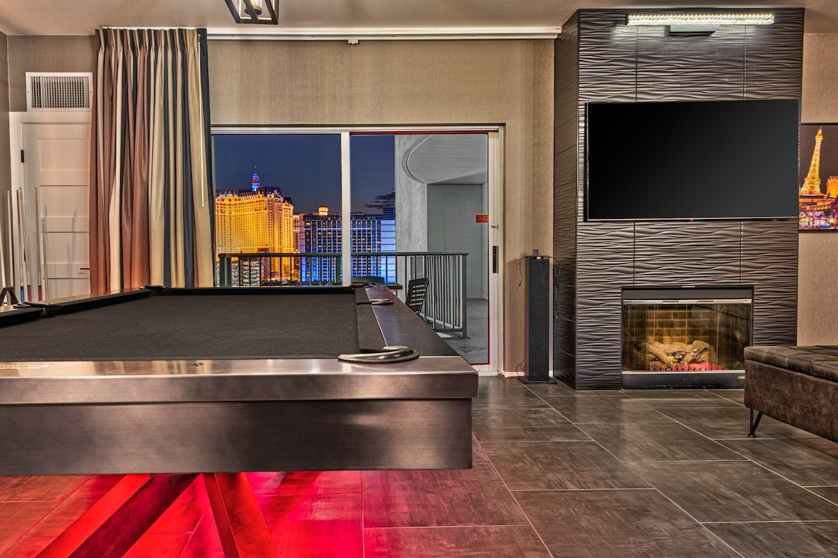 2 Bedroom Suite-Strip View-Pool Table-Arcade gallery image 2