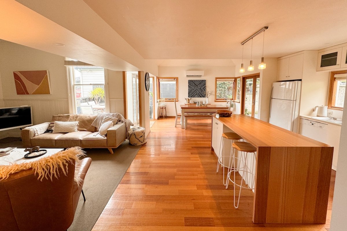 Best location in Hobart! Luxury 4 bedroom w/views gallery image 2